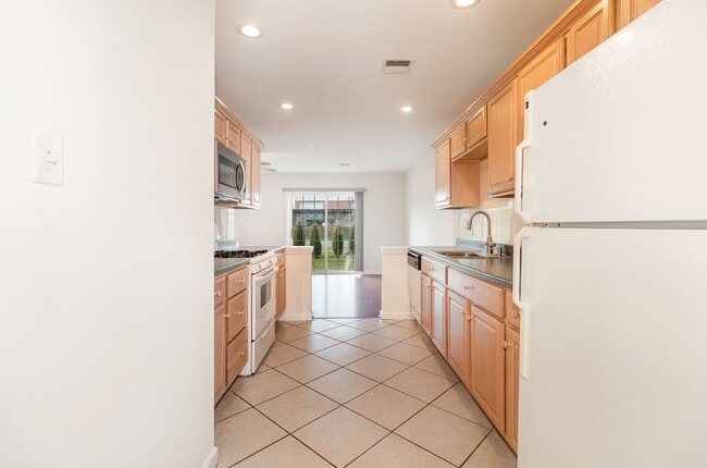 Building Photo - 3 bedroom townhouse in Carlisle