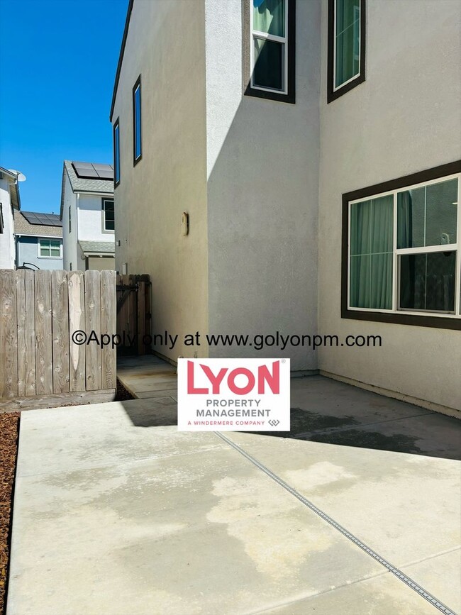 Building Photo - Modern, 3 bed 2.5 bath in gorgeous Russel ...