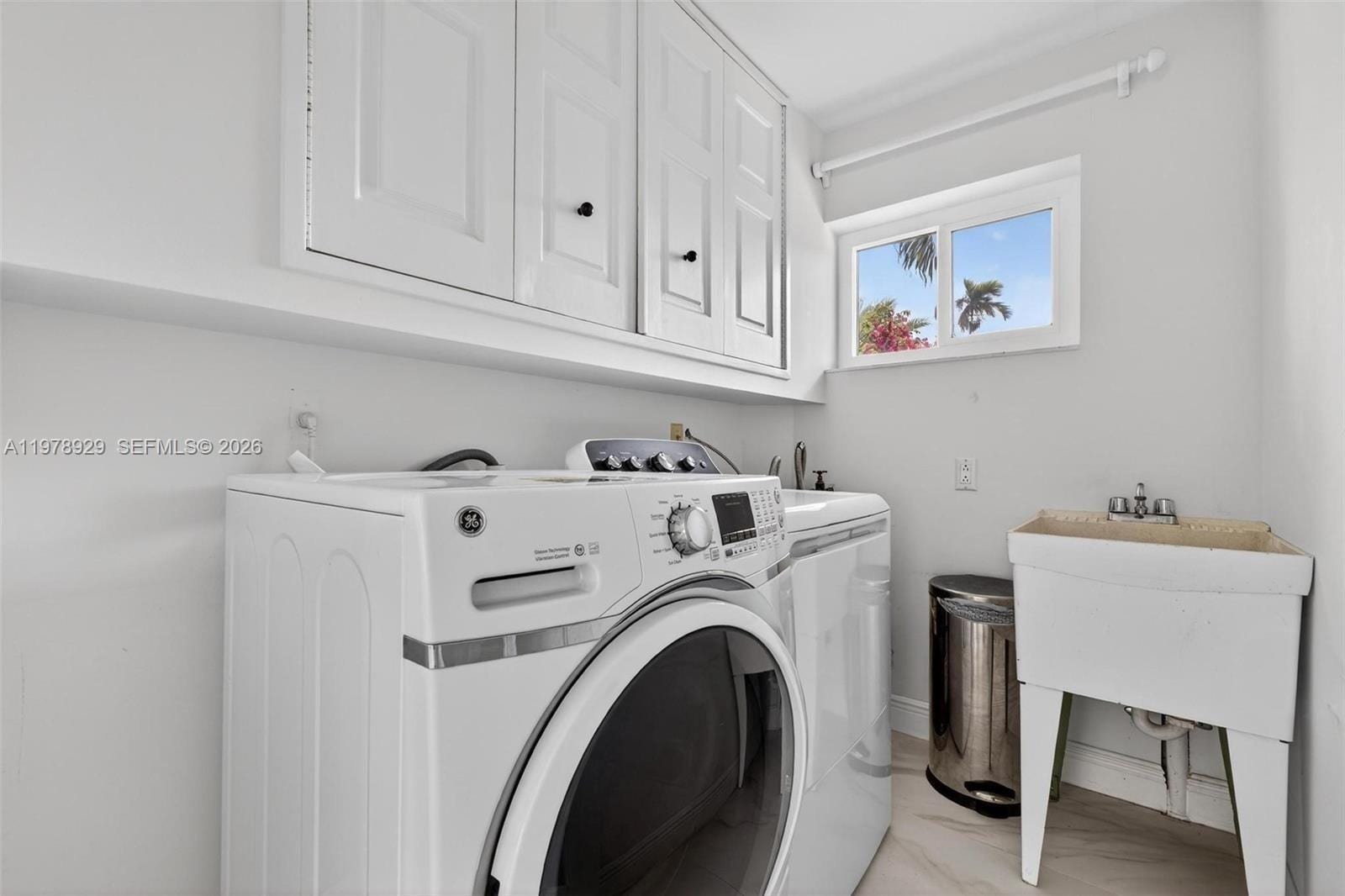 Building Photo - 1470 N Treasure Dr