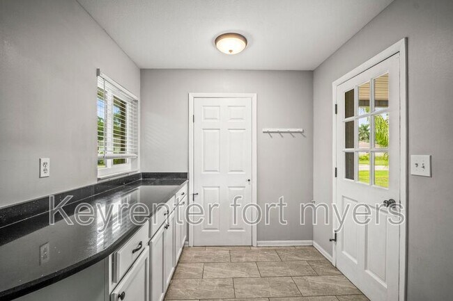 Building Photo - 2210 Parkview Dr