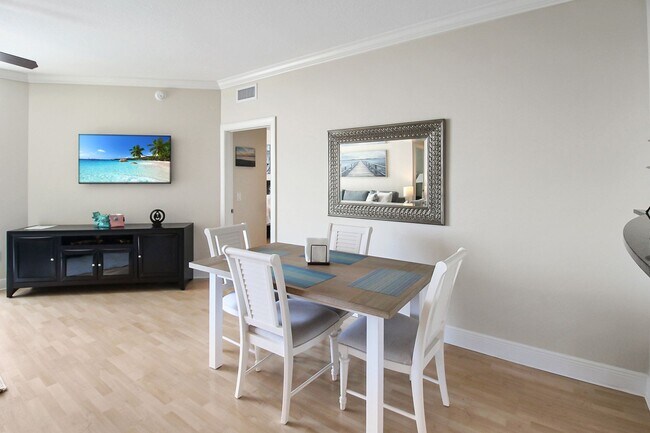 Building Photo - 800 N Tamiami Trl