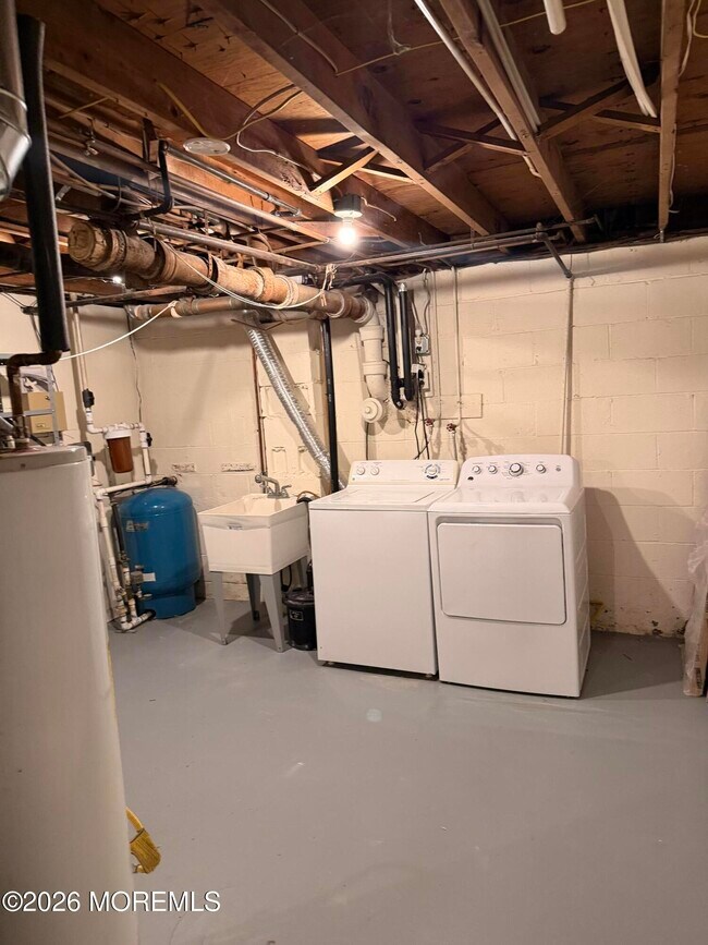 Building Photo - 340 Suburban Dr