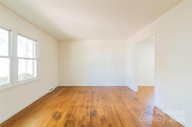 Building Photo - 5020 Coronado Dr