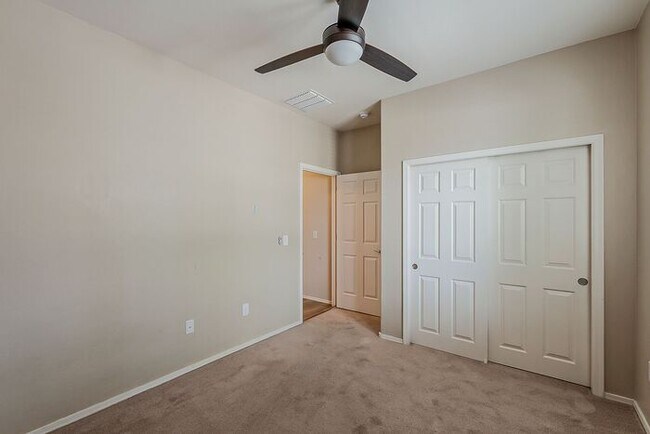 Building Photo - Modern 4 Bed Tucson Rental with Spacious K...
