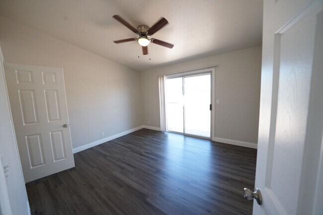 Building Photo - Showings Available NOW
