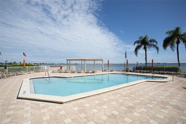 Building Photo - 6210 Sun Blvd