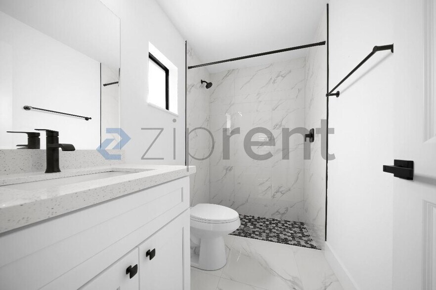 Building Photo - 4117 NE 16th Ave