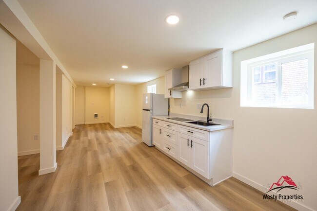 Building Photo - 542 NE Brazee St