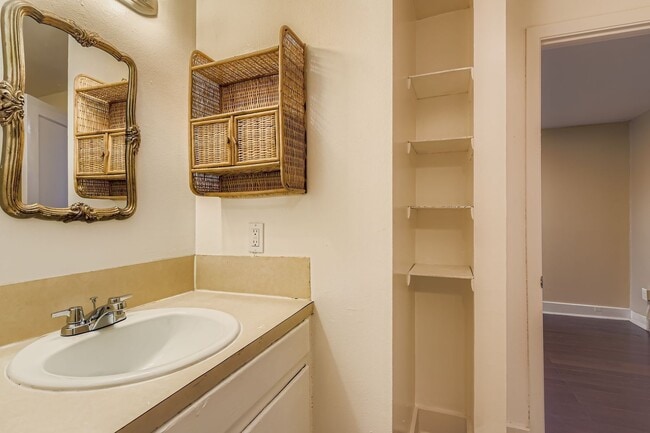 Building Photo - 1209 E 9th St