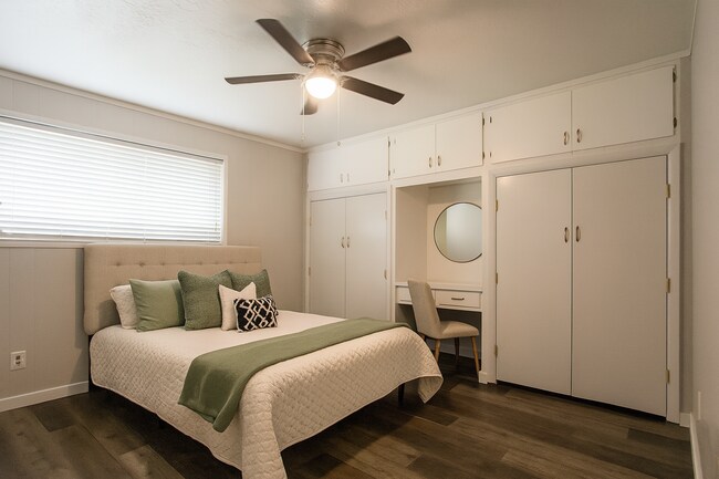 Building Photo - Updated Classic - Mid Century 4/2 2600 sf. All one level.