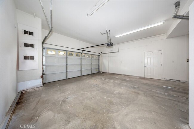 Building Photo - 642 N 6th Ave