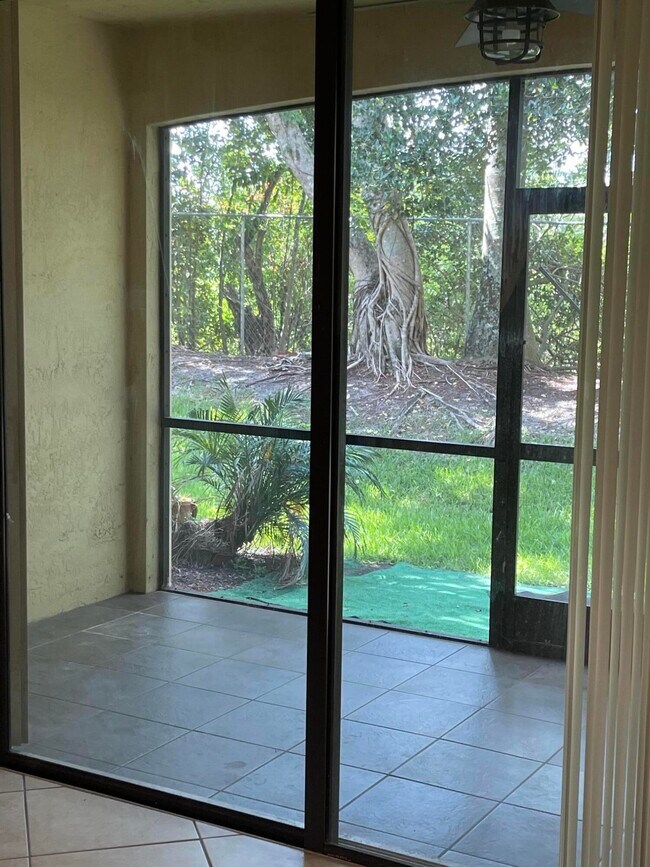 Building Photo - 3909 Tree Top Dr