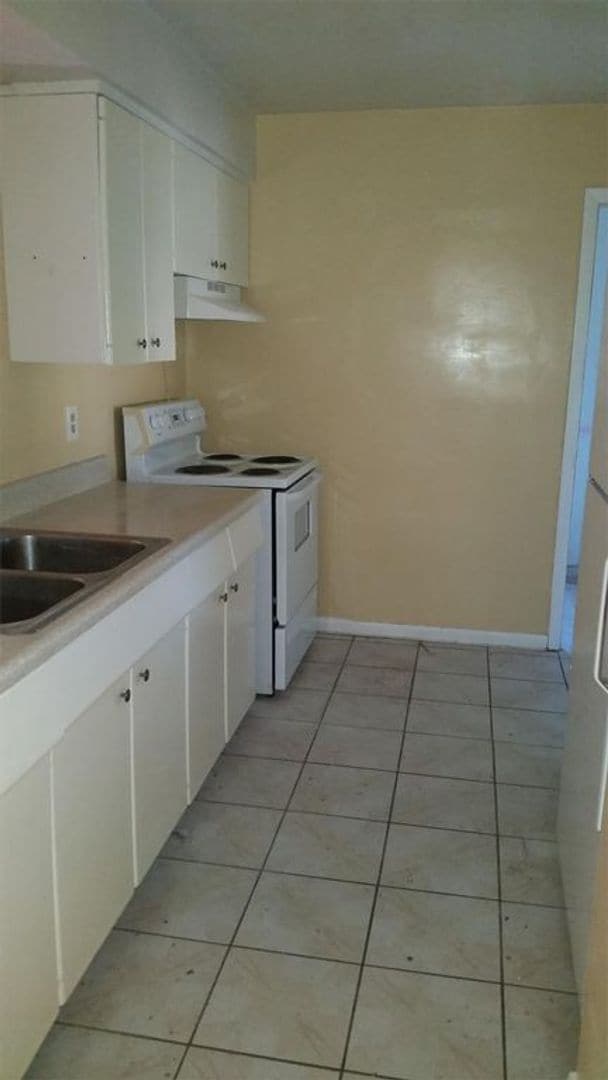 Building Photo - 3 Bed 1 Bath Home | Pet Friendly | Fenced Yard | Washer Dryer Hook Ups | Section 8 Welcomed