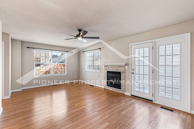 Building Photo - Spacious Townhouse with Fenced Patio and Washer/Dryer