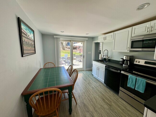 Building Photo - 247 Maple Ave