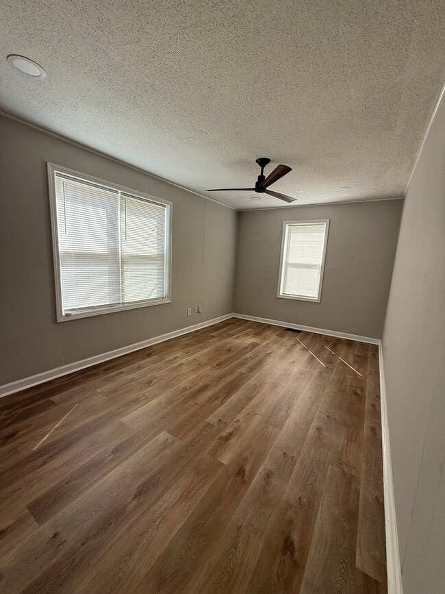 Building Photo - 2 bedroom 1 bath single family home