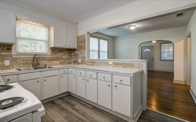 Building Photo - Beautifully renovated ranch bungalow locat...