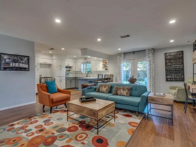 Building Photo - Spectacular Home in Holiday Heights Add!  Come see Me!! I can be yours!!