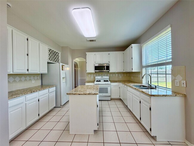 Building Photo - 4614 Forest Home Dr