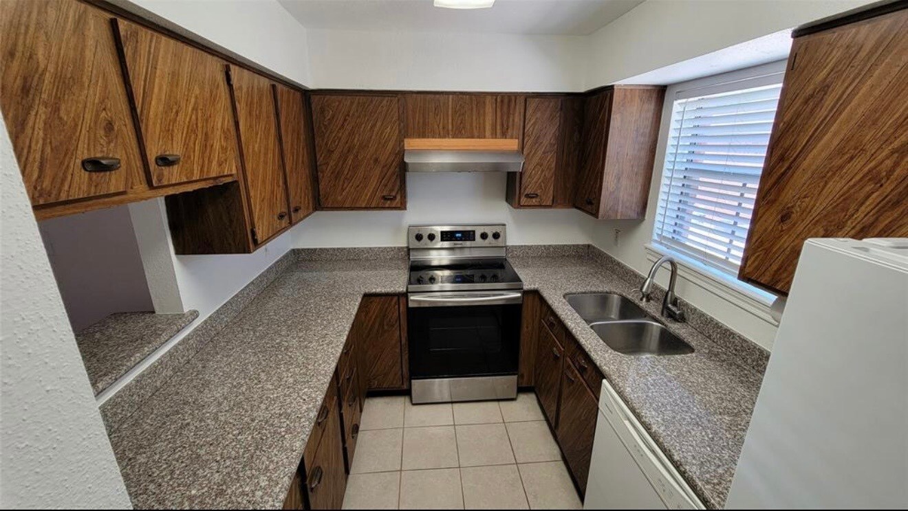 Building Photo - 3100 Walnut Bend Ln