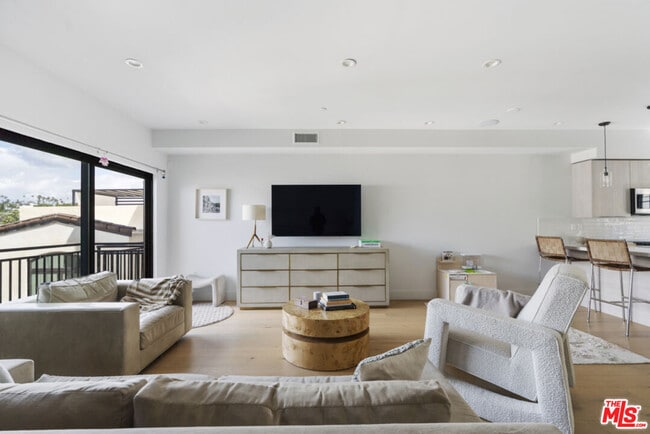 Building Photo - 738 Parkman Ave