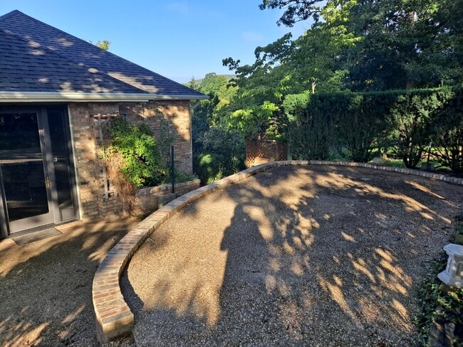 Building Photo - 11 Fairway Dr