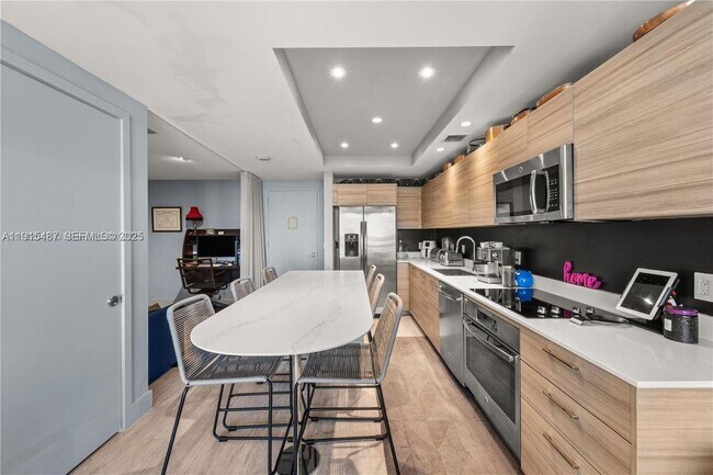 Building Photo - 121 NE 34th St