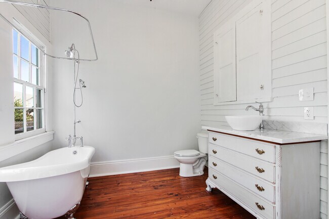 Building Photo - 3025 Banks- left