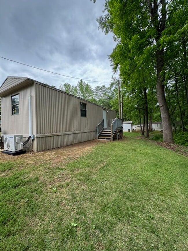 Building Photo - 208 Perry Ave