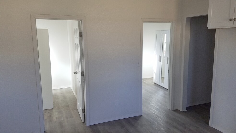 Building Photo - 1120 W 6th St