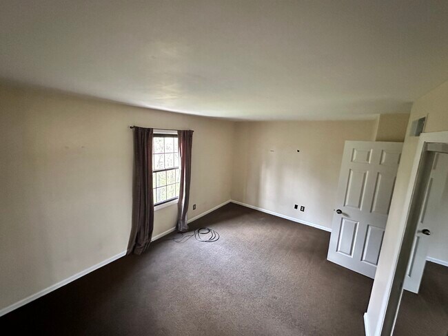 Building Photo - 658 Carriage Cir