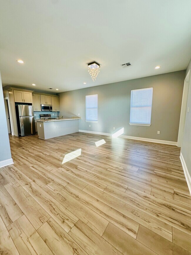 Building Photo - 5430 N Román St