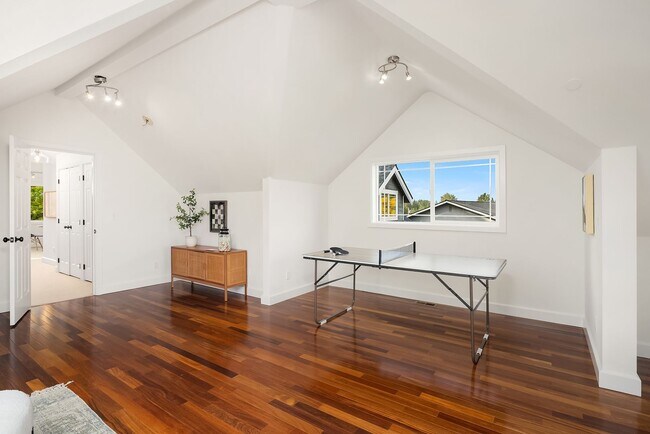 Building Photo - 5bd/2.75ba Bellevue Home