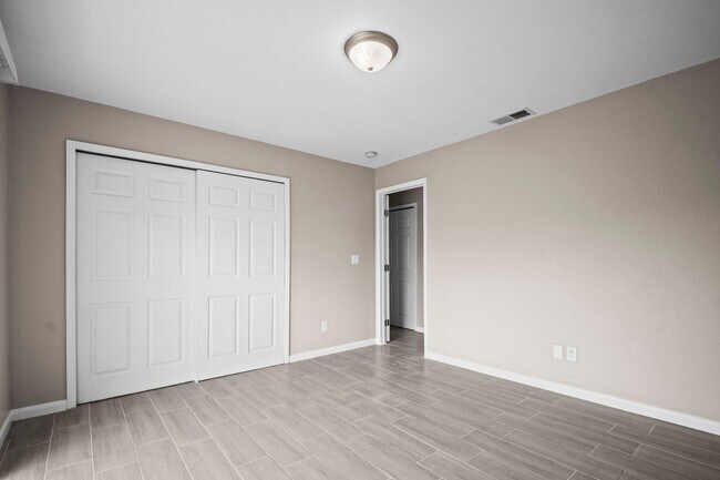 Building Photo - Stunning duplex offers two spacious bedroo...