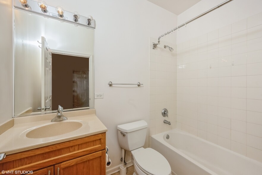 2nd bath - 1431 S Halsted St