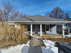 Building Photo - 116 W Vinyard St