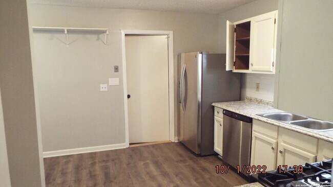 Building Photo - 8032 Laurel Bend