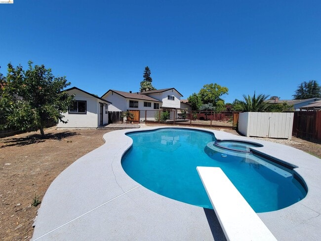 Building Photo - 2210 Sierra Ct
