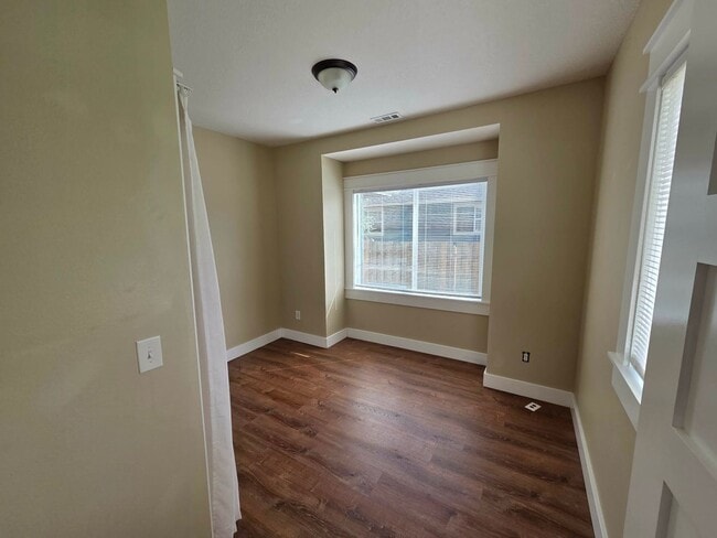 Building Photo - 5 Bedroom Home Corner Lot in N Portland