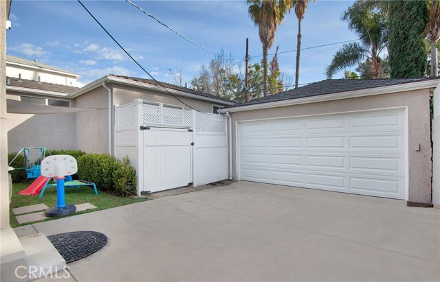 Building Photo - 4856 Riverton Ave