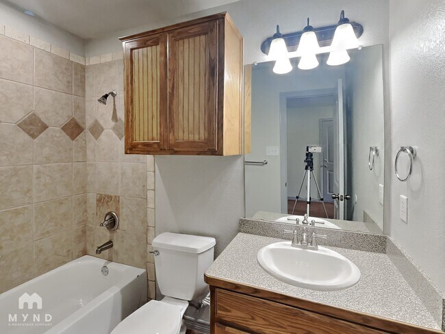 Building Photo - 612 Hilltop Dr