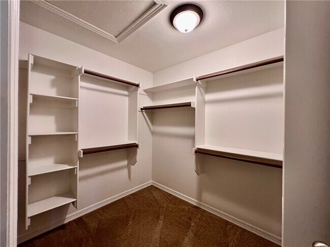 Building Photo - 564 S Pierremont Dr