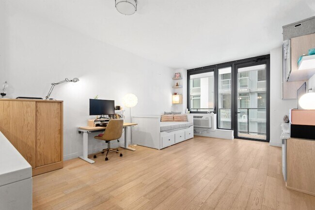 Building Photo - 160 1st St