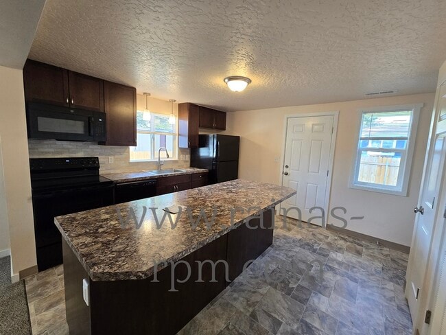 Building Photo - 502 E 40th St