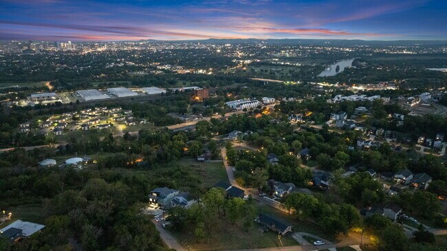 Building Photo - "Spacious 4-Bed, 4-Bath Gem in Nashville -...