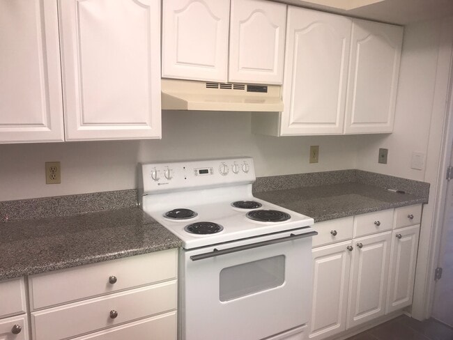 Building Photo - 315 N Spruce St