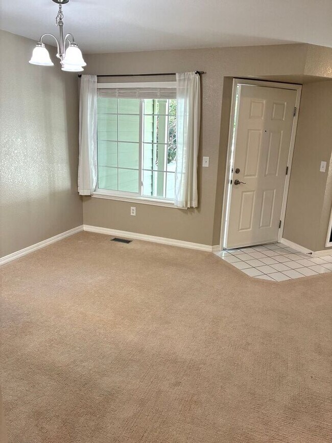 Building Photo - Beautiful and Spacious 3 Bed, 3.5 Bath Townhome in SE Fort Collins. Detached 1 Car Garage. Water/...