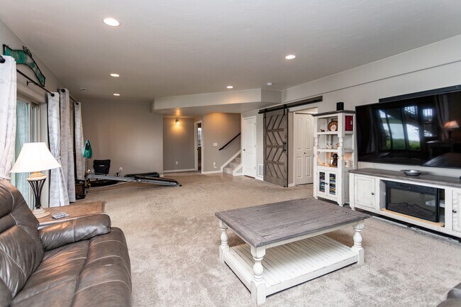 Building Photo - Spacious 4-Bedroom Home in Prestigious For...