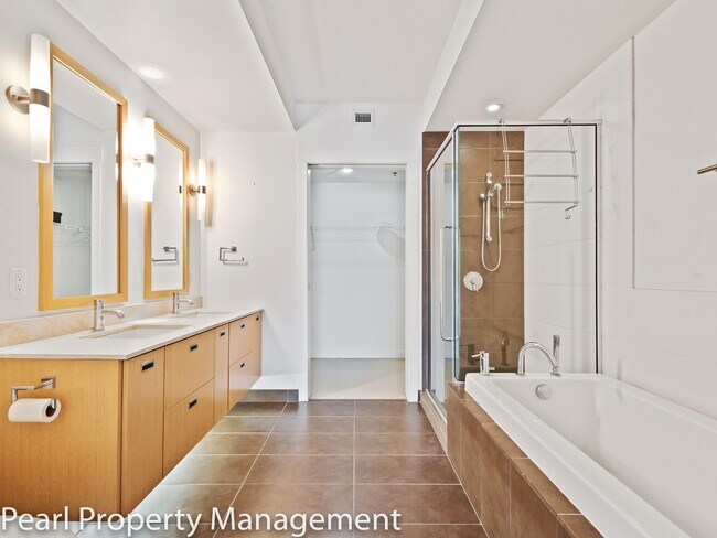 Building Photo - Waterfront Pearl - 1 bed/1.5 bath/den sw corner unit with parking/2 balconies/river view/most uti...