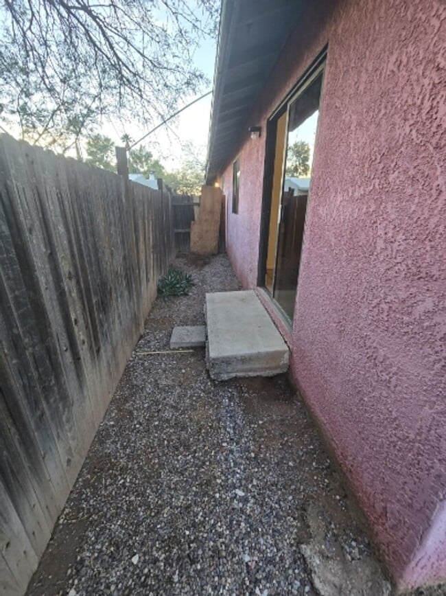 Building Photo - TRIPLEX 2BD/1BA COMING SOON!!! SPACIOUS BACKYARD!!